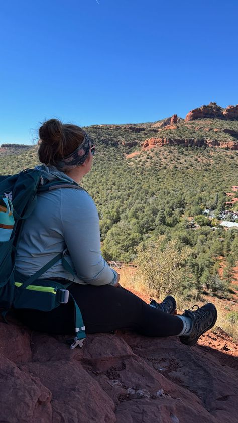 On my first day hiking in Sedona, my hiking boots fell apart, leaving me scrambling for a new pair. I thought my trip was ruined... until I found the most comfortable hiking boots I’ve ever worn! No blisters, no break-in, just pure comfort for miles of scenic trails. If you’re tired of sore feet and need hiking tips for finding durable, comfortable boots, read my story and discover how the right boots can change your hikes forever! Hiking Plus Size, Womans Hiking Outfit, Comfortable Hiking Boots, Hiking Boots For Women, Woman Hiking, Day Hiking, Hiking Outfit Women, Hiking Boots Women, Outfit For Women