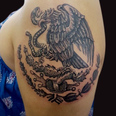 Tatuaje realizado por VEZE Tattoo. Tatuajes de Reyes. Guadalajara. @vezetattoo  #vezetattoo #tatuajesdereyes #tattoo #eagle #mexicaneagle #blackandgrey #blackandgreytattoo #escudonacional #mexico #mexicoistheshit #mexicana #patriota Mexico Eagle Tattoo, Tattoo Eagle, Stomach Tattoos Women, Chest Tattoos, Mexican Flags, Eagle Tattoo, Arm Tattoos, Chest Tattoo, Shoulder Tattoo