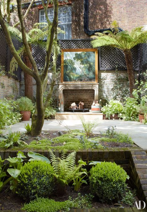 See Inside Nina Flohr's Glamorous Yet Cozy London Townhouse Cozy Townhouse, Townhouse Garden, Brick Steps, London Townhouse, English Decor, London Garden, London Home, English House, City Garden