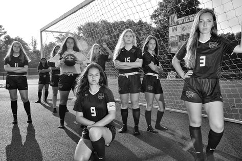 Cool Soccer Team Pictures, Group Soccer Picture Ideas, Soccer Team Pictures Poses, Team Sports Pictures, Soccer Portraits, Soccer Photography Poses, Soccer Team Pictures, Team Picture Poses, Soccer Senior Pictures