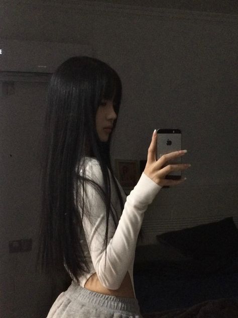 Black Hair Aesthetic, Girls With Black Hair, Image Swag, 사진 촬영 포즈, Foto Poses, Long Black Hair, Foto Ideas Instagram, Pale Skin, Cute Poses