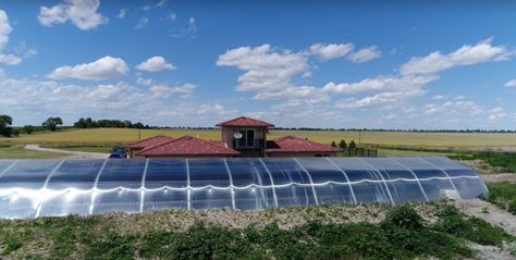 Nebraska Retiree Uses Earth’s Heat To Grow Oranges In The Snow... Passive Greenhouse, Greenhouse House, Geothermal Greenhouse, Attainable Sustainable, Poly Tunnel, Passive Solar Greenhouse, Underground Greenhouse, Community Farm, Aquaponics Greenhouse