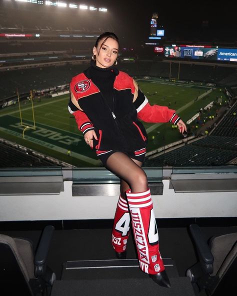 All Posts • Instagram Football Sunday Outfit, Nfl Wives, 49ers Outfit, College Football Outfits, Super Bowl Outfit, Football Game Outfit, Nfl Outfits, Football Outfits, Game Day Shirts