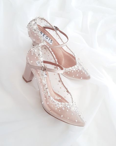 Ini luar biasa! Karya hebat dari Regis Bridal Shoes https://www.bridestory.com/id/regis-bridal-shoes/projects/regis-bridal-shoes1536725605 Sandal Wedding Shoes, Kasut Pengantin Perempuan, Wedding Shoes Aesthetic, Kasut Kahwin, Kasut Pengantin, Footwear Heels, Bridal Shoe, Wedding Shoes Lace, Shoes Heels Classy