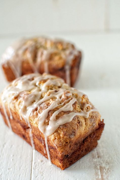 Apple Cinnamon Buttermilk Bread with Apple Spice Glaze Flavored Breads, Polish Bread, Apple Bread Pudding Recipe, Quick Apple Dessert, Buttermilk Bread, Apples And Cinnamon, Bread Sweet, Apple Cinnamon Bread, Apple Fritter Bread