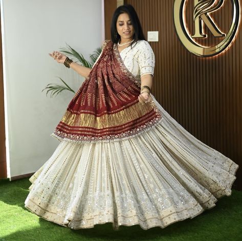 Off White And Red Lehenga, Red Dupatta Combination Lehenga, White Bridal Lehenga With Red Dupatta, Silk Chaniya Choli Designs, Navarati Outfit, White Lengha Choli, Marwadi Lehenga, White Colour Lehenga, Off White Lehenga Combination