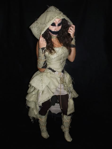 Terrifying Halloween Costumes, Oogie Boogie Costume, Halloween Costumes Women Scary, Christmas Costumes Women, Nightmare Before Christmas Costume, Makeup Zombie, Terrifying Halloween, Halloween Costume Design, Creepy Halloween Costumes