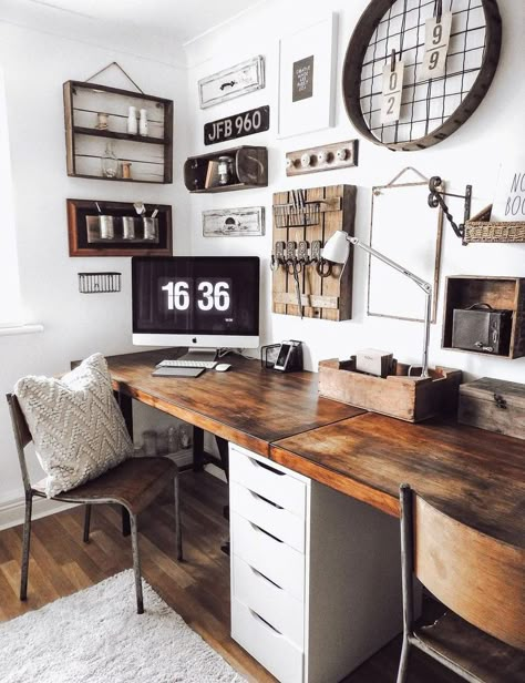 Rustic Wall Decor in Industrial Home Office Design via @makinghomematter Rustic Office Decor, Farmhouse Office Decor, Office Refresh, Industrial Home Offices, Rustic Home Offices, Rustic Office, Office Decor Ideas, Office Inspo, Home Office Setup