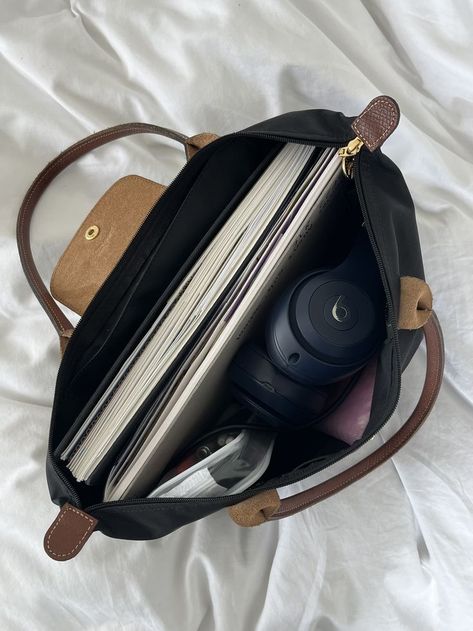 Desk Trinkets, Longchamp Aesthetic, Long Champ Bag, Diaper Wet Bags, Study College, Everyday Bag Essentials, Black School Bags, Uni Bag, Grafic Tees