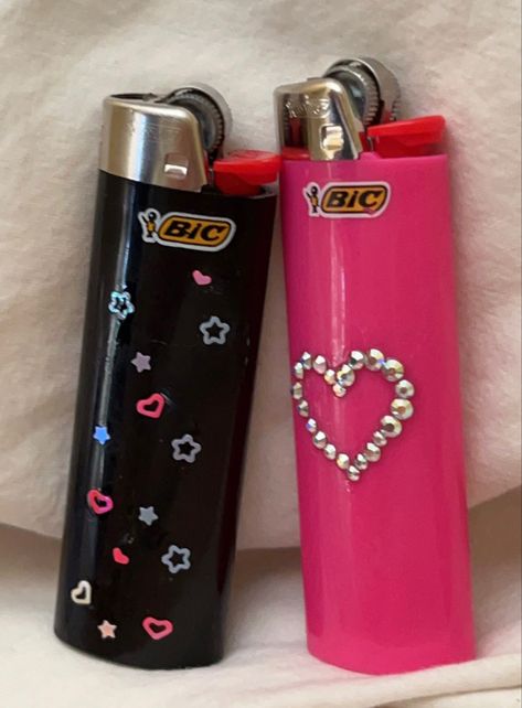 Bling Lighters Rhinestones, Lighter Decoration, Diy Decorate Lighter, Rhinestone Lighter, Lighter Art, Custom Lighters, Rhinestone Projects, Cool Lighters, Pink Girly Things