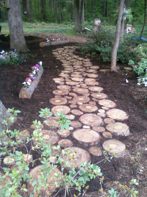 Used a Pine tree for the walk. Cut thick "slices". What was left over, is a flower log. Just cut the center out with a chainsaw. Tree Slice Pathway, Stepping Logs Garden, Tree Stump Stepping Stones, Wood Slice Pathway, Wood Stepping Stones, Tree Stump Ideas, Vegetable Garden Layout, Stump Ideas, Wood Walkway