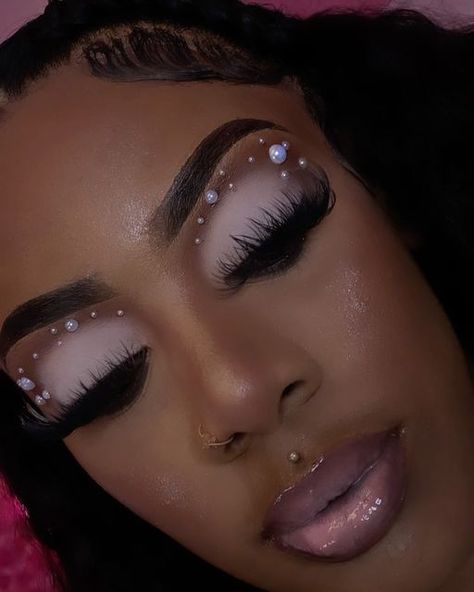 Makeup Looks With Diamonds, Christmas Simple Makeup, Makeup Ideas Douyin, Baby Shower Makeup Ideas, Beabadoobee Makeup, Side Braids Hairstyles, Short Hairstyles For Girls, Make Up For Black Women, Beautiful Short Hairstyles