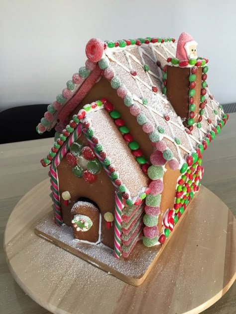 Gingerbread House Simple Ideas, Christmas Baking With Kids, Gingerbread House Decorating Ideas, Gingerbread Houses Ideas, Kids Gingerbread House, Gingerbread House Inspo, Easy Gingerbread House, Gingerbread Contest, Gingerbread House Inspiration