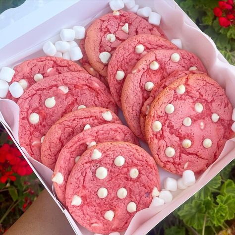 Jasmine Genoveve on Instagram: “Strawberry White Chocolate Chip Cookies 🍓 🍪 • • These Strawberry Cookies Are Stuffed With White Chocolate Chips! The Best Cookies For All…” Strawberry Cookies Aesthetic, Strawberry Chip Cookies, Sweet Treat Aesthetic, Cute Cookies Aesthetic, Strawberry White Chocolate Chip Cookies, Cookie Aesthetic, Notion Setup, Cookies Aesthetic, Strawberry White Chocolate