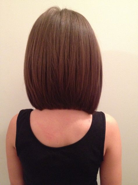 Long angled bob back view Back Of Bob Haircut, Bob Haircut Back View, Bob Lung, Eva Hair, Angled Bob Hairstyles, Bob Cuts, Long Bob Haircuts, Kids Hair Cuts, Girl Haircuts