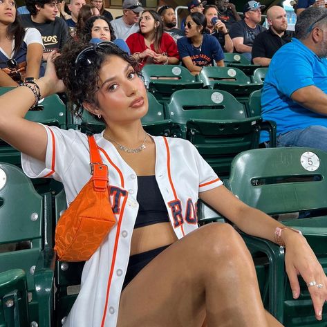 ʚ♡ɞ on Instagram: “Sporty spice ⚾️ #astros #houstonastros” Houston Astros Outfit, Baseball Jersey Outfit Women, Football Season Outfits, Stadium Pics, Dodgers Outfit, Baseball Jersey Outfit, Nba Outfit, Sporty Spice, Baseball Outfit