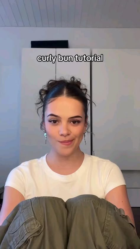 credits: filiparies - on ig Hairstyles For Baggy Jeans, Cute Hairstyles With 2 Hair Ties, Curly Hairstyles With Short Hair, Cute Festive Hairstyles, Easy Hairstyles Mid Length Hair, Hairstyles For Oiled Hair, Hairstyle With Flicks, Bun Hair Outfit, Graduation Day Hairstyles With Cap