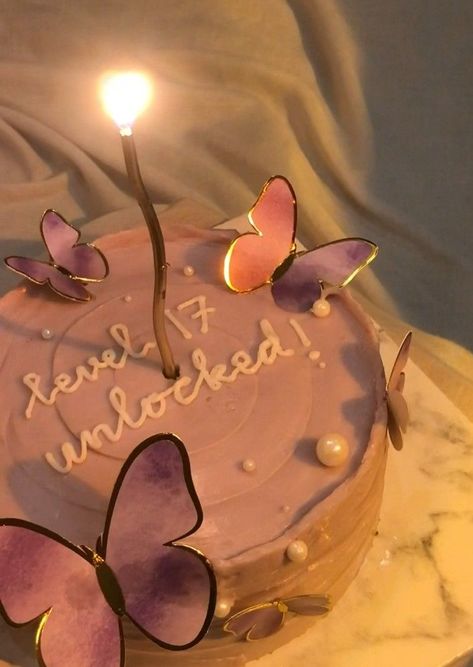 17 Doğum Günü, 17 Birthday Cake, Small Birthday Cakes, 17th Birthday Ideas, Sweet 17, Vintage Birthday Cakes, Extension Hair, Cute Birthday Ideas, Funny Birthday Cakes