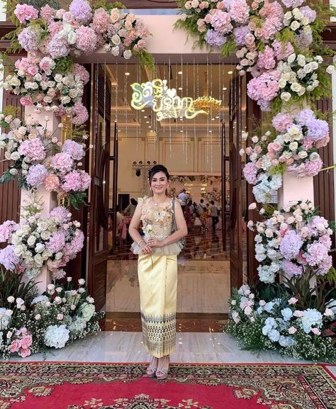 Floral Entryway Wedding, Home Entrance Decor Luxury, Entrance Arch Wedding, Wedding Swings, Entrance Pathway, Dekor Akad, Wedding Dais, Entry Arch, Outdoor Wedding Centerpieces