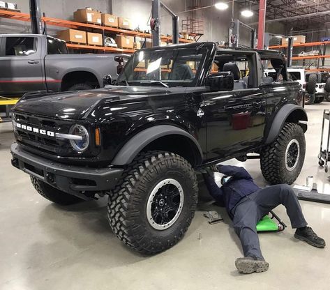 Broncos of the South🇺🇸’s Instagram profile post: “This is an amazing size comparison, you truly get a feel for big the Bronco with Sasquatch package really is. Side Note: these are Nitto…” Bronco Sasquatch, 2023 Bronco, Bronco Outer Banks, Bronco Concept, Bronco Car, Vintage Bronco, Ford Bronco 2, Trucks Lifted, Bronco 2