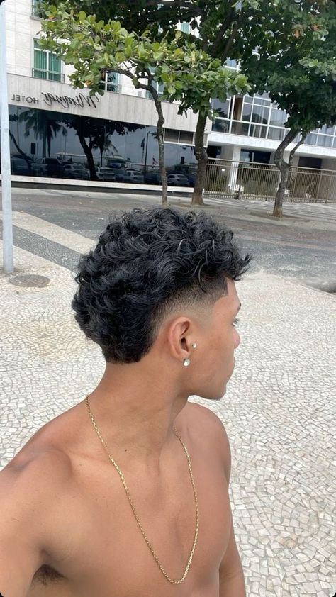 Burst Fade Mohawk Curly Hair, Mohawk Curly Hair, Modern Mullet Fade, Buzzcut Hairstyles, Low Fade Curly Hair, Corte Mullet, Curly Hairstyles Men, Curly Hair Men Haircut, Taper Fade Short Hair