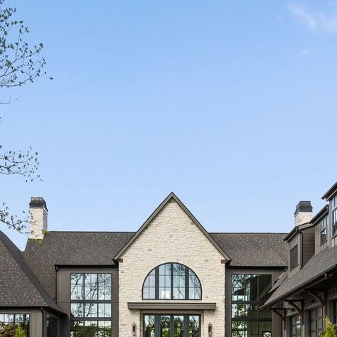 luxury homes on Instagram: "Set in the beautiful mountains of Tennessee, this new luxury home offers stunning views and peaceful surroundings.

With its modern design and large windows, it is the perfect blend of comfort and natural beauty.

Chattanooga, Tennessee

📸 : @creativerevolver
LA: @smithpropertypartners
Builder: @dwelldesigned
Wood Worker: @wynnwood_designs

#luxury #newhome #tennessee #chattanooga #luxuryhomes #interiordesign #homedesign #realestate" Tennessee Country Homes, Homes In Tennessee, Tennessee Houses, Tennessee Architecture, Nashville Tennessee Houses, Legend Homes Tennessee, Wood Worker, Chattanooga Tennessee, Beautiful Mountains