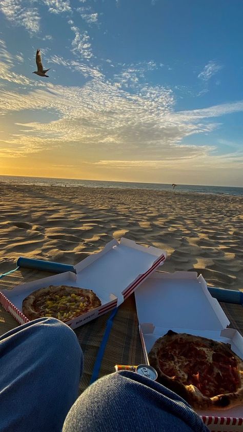 Summer Vacation Aesthetic Beach, Summer Vacation Friends, Camping Aesthetic Beach, Vacation Vibes Aesthetic, Summer Aesthetic Activities, Campcore Aesthetic, Summer Break Aesthetic, Aesthetic Pizza Pictures, Beach Camping Aesthetic