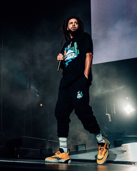 J Cole Outfits, Black Men Casual Style, J Cole Art, J Cole Quotes, Cole Baby, Xiaomi Wallpapers, Kobe Bryant Pictures, Rapper Style, Biker Love