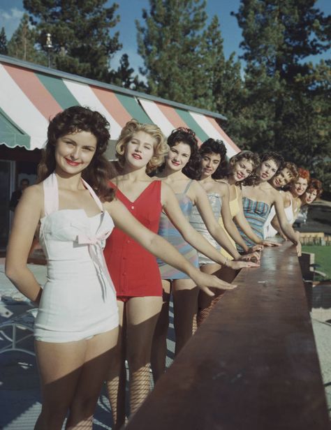 Young women holidaying by Lake Tahoe, circa 1959. Photograph by Slim Aarons Slim Aarons Photography, Slim Aarons Photos, Slim Aarons, Vintage Swim, Look Retro, Women Fashion Edgy, Vintage Swimwear, Vintage Americana, Va Va Voom