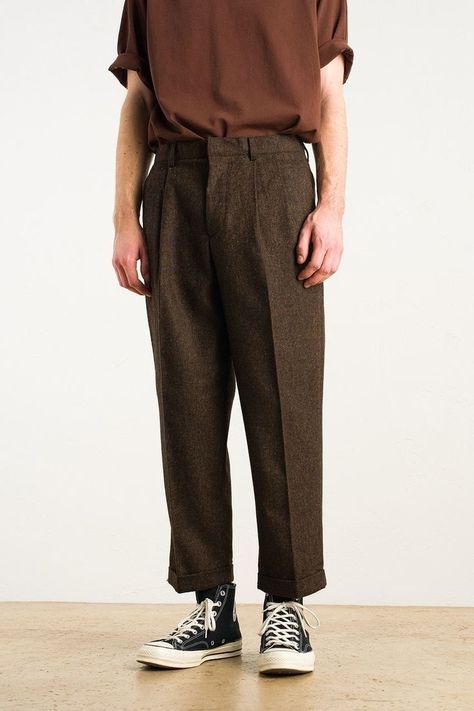 Trousers Men Outfit, Boys Photography Poses, Poses Classy, Men Fashion Trends, Trousers Outfit Men, Fashion Trends Fall, Japanese Mens Fashion, Boys Photography, Streetwear Outfit Ideas