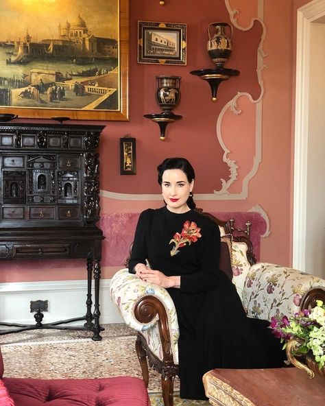 Dita Von Teese House, Dita Von Teese Home, Dita Von Tees, Dita Von Teese Style, Dark And Moody Interiors, Futurism Art, Moody Interiors, Luxury Home Furniture, Boho Eclectic