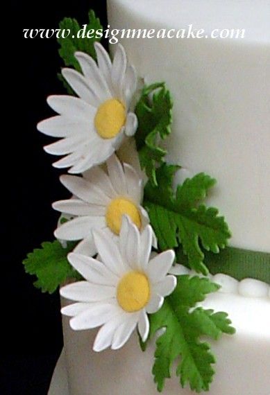 Daisies! - Gumpaste daisies and leaves... Enjoy..Thanks for looking! Flowers With Fondant, Daisy Leaves, Gumpaste Flowers, Fondant Toppers, Gum Paste, Fondant, Daisy, Cake, Plants