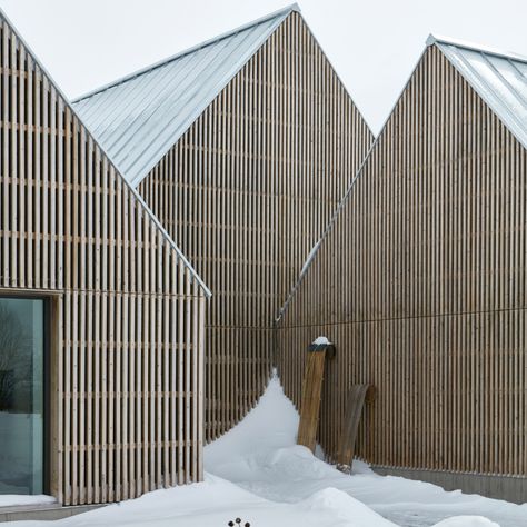 Dezeen's top 10 Canadian houses of 2019 Canadian House, Wood Cladding, Gable Roof, Vernacular Architecture, Timber Cladding, Modern Architecture House, Modern Cabin, Minimalist Architecture, Residential Architecture