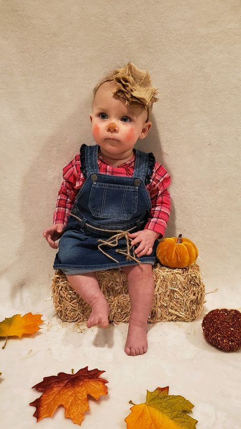 Baby Scarecrow Costume Girl, Baby Scarecrow Costume, Baby Scarecrow, Diy Girls Costumes, Halloween Costumes Scarecrow, First Halloween Costumes, Scarecrow Costume, Baby Costumes Girl, Pumpkin Outfit