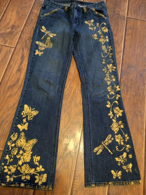 Home Coming Jeans, Painted Jeans Outfit, Bleach Painted Jeans, Embroidery Ideas Clothes, Jeans Embroidery Ideas, Decorated Jeans, Embroided Jeans, Pants Embroidery, Jeans With Embroidery