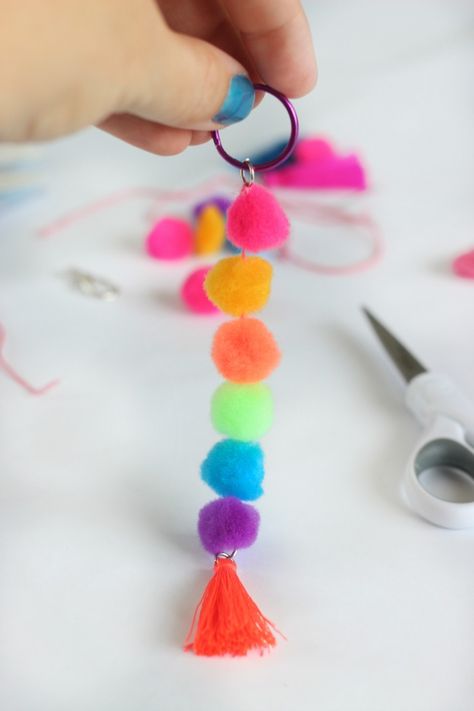 Make a pom pom key chain to accessorize your back pack this year! With a printable name tag to color, it is a fun and personalized way to label your bag! Market Day Ideas, Gel Pens Coloring, Paper Clip Art, Pom Keychain, Crafts For Teens To Make, Diy Backpack, Pom Pom Keychain, Crafts For Adults, Pom Pom Crafts