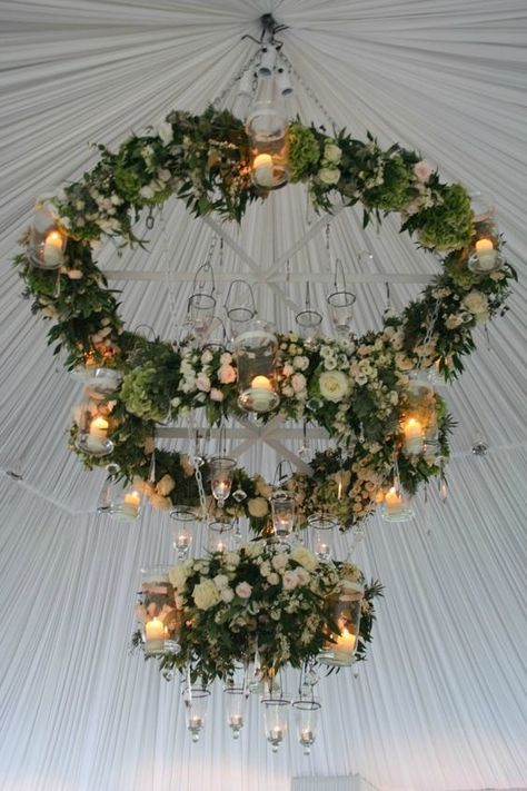 26 Must-See Wedding Chandeliers You Could Totally DIY with a Hula Hoop Hoop Centerpieces, Hula Hoop Chandelier, Butterfly Centerpieces, Diy Centerpiece, Wedding Ceiling, Flowers Hanging, Wedding Hoop, Tafel Decor, Wedding Chandelier