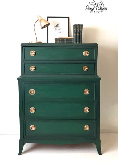 Woodbank Lane: DECORATING WITH SHADES OF GREEN Green Chest Of Drawers, Green Dresser, Bedroom Furniture Makeover, Diy Furniture Bedroom, Trendy Bedroom, Chalk Paint Furniture, Annie Sloan Chalk Paint, Bedroom Dressers, Furniture Restoration