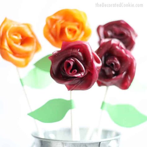 Fruit Roll rose bouquet! How to make gorgeous, EASY, fruit roll roses (flowers) with Welch's Fruit Rolls. A fun, kid-friendly food craft for spring. Use as cake, cookie, or cupcake toppers, OR, make a fruit roll rose bouquet as a gift for Mother's Day or birthdays. #WelchsFruitRolls #UnrollTheFun #sponsored #ad Sustainable Valentines, Craft For Spring, Recipes With Cool Whip, Fruit Bouquet, Rose Cupcake, Fruit Diy, Birthday Flowers Bouquet, Food Decorations, Fruit Roll