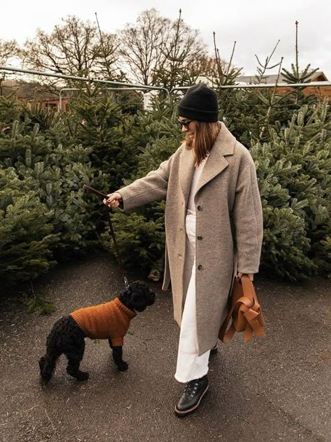 Ankle Boots Outfit Winter, Neutral Coat, Crocs Boots, Mary Tyler Moore, White Ankle Boots, Cream Jeans, Weekend Dresses, Perfect Coat, Lucille Ball