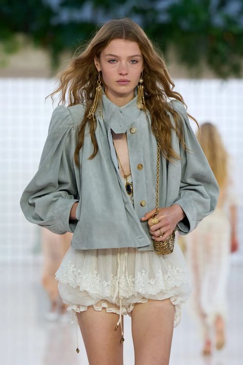 Everything You Should Know About Chloé's Spring/Summer 2025 Runway | Who What Wear UK Chloe Ss25, Chloe Outfit, Bubble Skirts, Chloe Fashion, Boho Princess, Look Boho Chic, Moda Hippie, Boho Rock, 2025 Fashion Trends