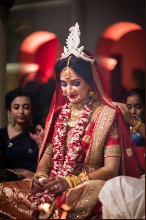 Bengali Wedding Mala, Simple Bengali Bridal Look, Brides Poses, Ganpati Painting, Bridal Pose, Bengali Culture, Indian Bride Poses, Bengali Bridal Makeup, Wedding Lookbook