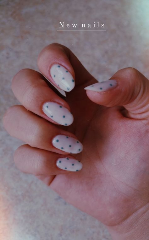 minimalist nail design Minimal Nail Design Short Nails, Green Dot Nails, Green Polka Dot Nails, Simple Dot Nail Art, White Polka Dot Nails, Minimalist Nail Design, Dot Nails, Minimalist Nail, Dot Nail Art