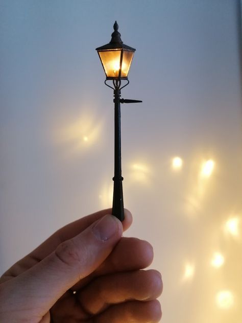 Miniature Lantern Diy, Mini Lamp Diy, Miniature Lamp Diy, Handmade Miniatures Ideas, Christmas Diorama Ideas, Outside Lamp Post, Lantern Miniature, Lantern Diorama, Hamster Photography