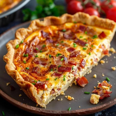 Homestyle Bacon and Cheese Quiche French Quiche, How To Make Quiche, Bacon And Cheese Quiche, Hashbrown Breakfast, Quiche Lorraine Recipe, Breakfast Quiche Recipes, Hashbrown Breakfast Casserole, Savory Tarts, Cheese Quiche