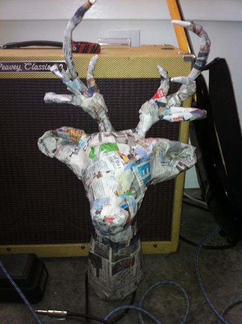 Paper Mache Deer Head, Diy Paper Mache, Reindeer Sculpture, Paper Mache Paste, Diy Moss, Paper Mache Projects, Making Paper Mache, Paper Mache Animals, Reindeer Head