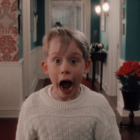 Home Alone Widget, Home Alone Wallpers, Kevin Alone At Home, Christmas Funny Pictures, Christmas Wallper, Home Alone Kid, Scared Expression, Home Alone Kevin, Kevin Home Alone