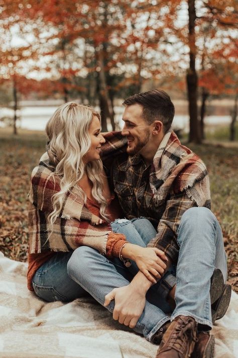 Couple Fall Photoshoot, Autumn Shoot, Fall Couple Pictures, Photoshoot Tips, Fall Couple Photos, Shooting Couple, Fall Photo Shoot Outfits, Country Family, Fall Couple