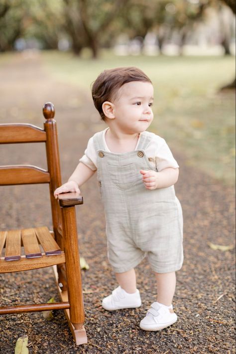 Baby boy first birthday photoshoot outdoor portrait photography session rocking chair Outdoor Baby Boy Photoshoot, 1st Birthday Photos Outdoor, Baby Rocking Chair Photography, Baby Boy First Birthday Photo Shoot Outdoor, One Year Old Birthday Outfit Boy, Cake Smash Photos Boy Outdoor, Baby Boy Spring Photoshoot, Birthday Boy Outfit 1st, Baby Boy Photoshoot Ideas 1 Year