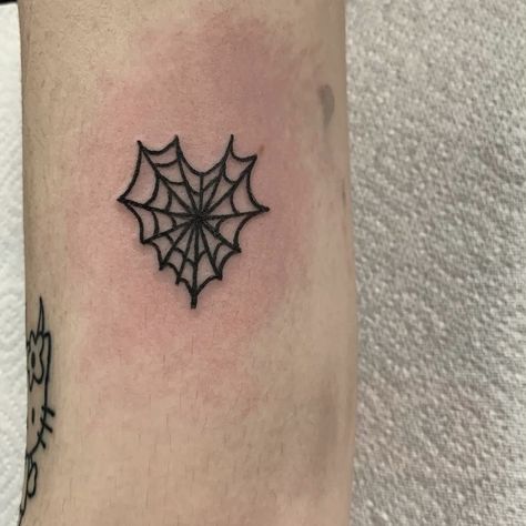 Tattoo Ideas Small Hand, Heart Cobweb, Heart Tattoo Aesthetic, Gotik Tattoo, Y2k Tattoo, Spiderman Tattoo, Stick Poke Tattoo, Halloween Heart, Grunge Tattoo